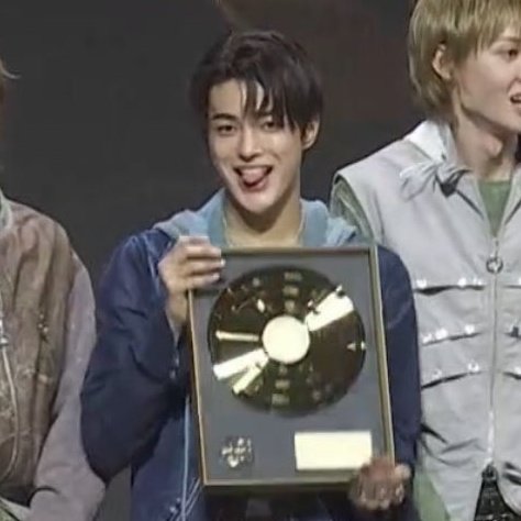 keonalsa's tweet image. keonho : "boleh tengil asal jago" #iziiinnn