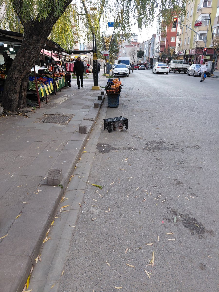 Esenler mahallesi Rıfat ılgaz caddesi kaldırım işgali ve yol işgali gerekli yaptırmların yapılmasını <a href="/Pendik_Belediye/">Pendik Belediyesi 🇹🇷</a> bekliyoruz