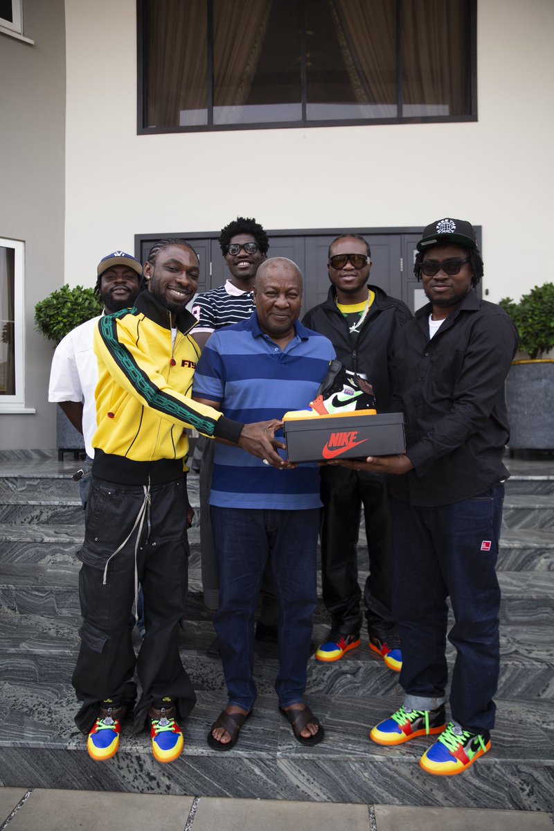 freetheyouth_gh's tweet image. The President of Ghana His Excellency John Dramani Mahama @JDMahama just received his pair of FTY AJ1 F&amp;amp;F 
A symbol of belief in the next generation 🇬🇭

📸: @konu_pixels