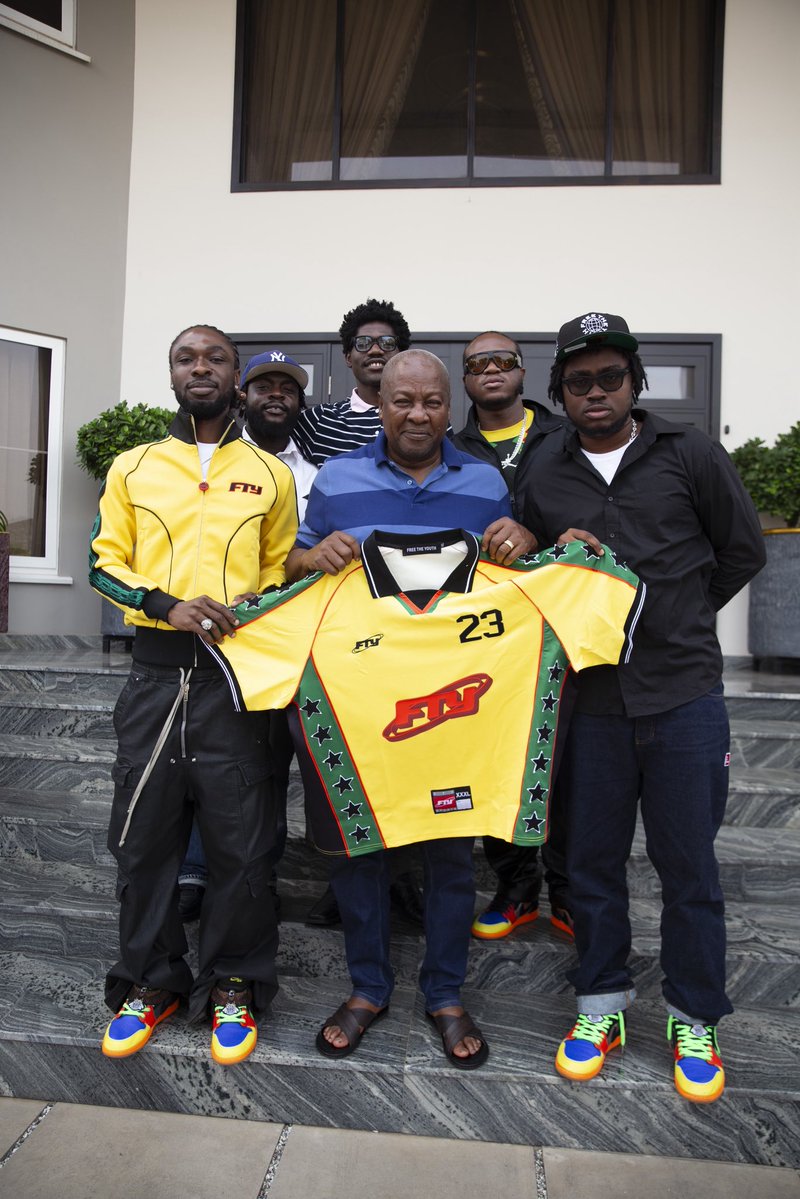 freetheyouth_gh's tweet image. The President of Ghana His Excellency John Dramani Mahama @JDMahama just received his pair of FTY AJ1 F&amp;amp;F 
A symbol of belief in the next generation 🇬🇭

📸: @konu_pixels