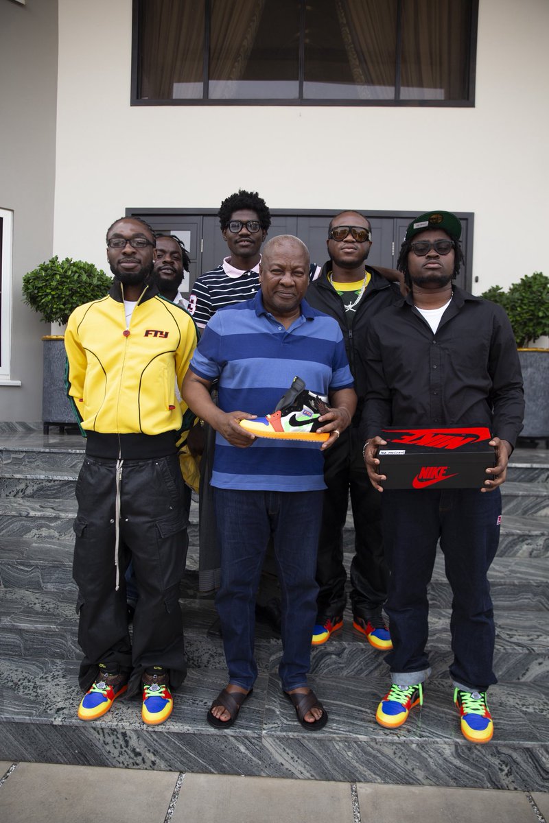 freetheyouth_gh's tweet image. The President of Ghana His Excellency John Dramani Mahama @JDMahama just received his pair of FTY AJ1 F&amp;amp;F 
A symbol of belief in the next generation 🇬🇭

📸: @konu_pixels