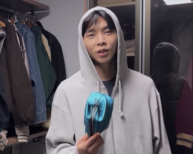 daisyjsuh's tweet image. ส่องมาสองสามตลบ กระเป๋าคสอที่จอห์นนี่ถือ เหมือนจะของ lamer นะ มันมีสองสี สีเขียวกับสีฟ้า