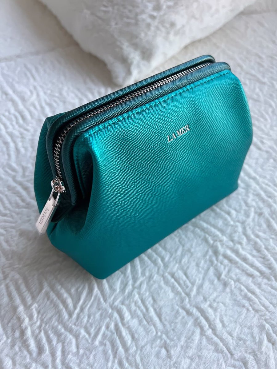 daisyjsuh's tweet image. ส่องมาสองสามตลบ กระเป๋าคสอที่จอห์นนี่ถือ เหมือนจะของ lamer นะ มันมีสองสี สีเขียวกับสีฟ้า