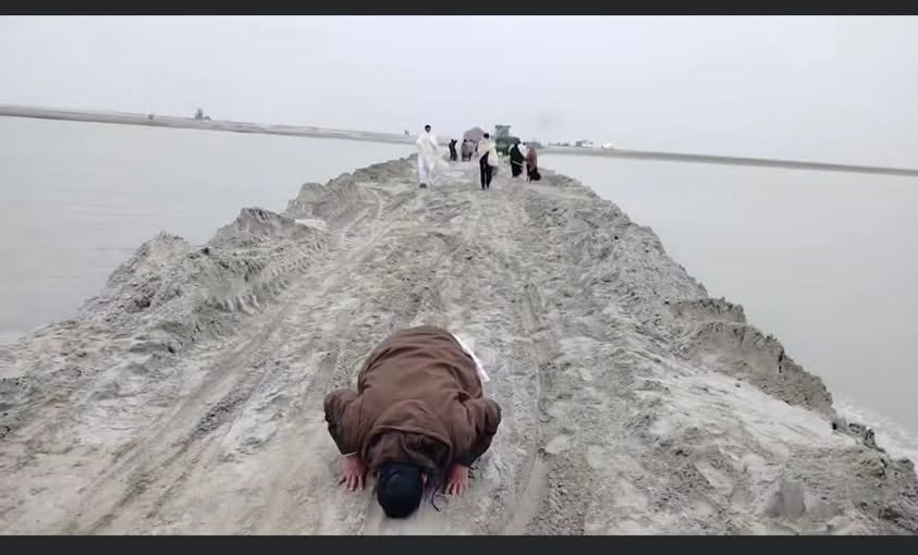 ZahidGishkori's tweet photo. زیرنظر چار تصویریں موجودہ نظام پر ایک طمانچے سے کم نہیں

یہ 36 سال کی دکھ بھری کہانی ہے جب اسوقت کے وزیراعظم نواز شریف نے لیہ،تونسہ پل بنانے کا اعلان کیا تھا، اس پل کا مقصد کئی اضلاع کو آپس میں ملانا تھا
6 سال قبل یعنی 30 سال بعد یہ پل نواز شریف حکومت کے دور میں ہی مکمل ہوئی تھی لیکن چند کلومیڑ رابطہ سڑک نہ بنائی گئی، اس علاقے میں 76 ممبران پارلیمان موجود ہیں، چھ اضلاع کی تین کروڑ کی آبادی کا علاقہ ہے، وزیراعظم، وزرااعلی ن لیگ کے موجود ہیں لیکن کسی نے پوچھا تک نہیں حتی کہ بزدار سرکار، جو اسی علاقے کی تھی، لوگوں کے دکھ تک نہ دیکھ سکی، آج مقامی لوگوں نے اپنی مدد آپ کے تحت کئی مہینوں کی کاوش سے ریت اور مٹی سے رابطہ سڑک بنا دی ہے، یہ پل مبینہ طور پرایک کرپشن یا انتظامی نااہلی کی ایک داستاں بھی ہو شاید، اس پر لکھنے کو بہت کچھ ہے،مقامی عوامی نمائندگان اور نظام کی ناکامی نے ریاست کا غریب عوام سے تعلق تقریبا تعلق ختم کردیا ہے، لیکن آپ اپنی رائے ضرور دیں اور حکمرانوں تک اپنے لیہ، تونسہ پل پر یہاں تاثرات ضرور پہنچائیں