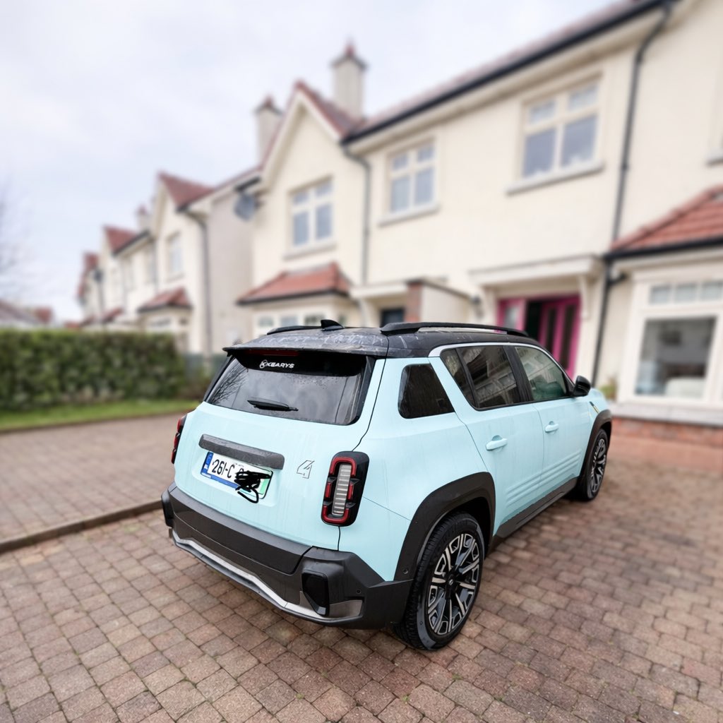 Day 10 ✅ Lovely morning, a few nice pics 📸 good walk.. foot 🦶🏼 def much better, flowers being resilient 🌸🌺 even better after a big house clean 🧼 - excited to go spinning in new car 🚙 🔋 🤗 #100daysofwalking