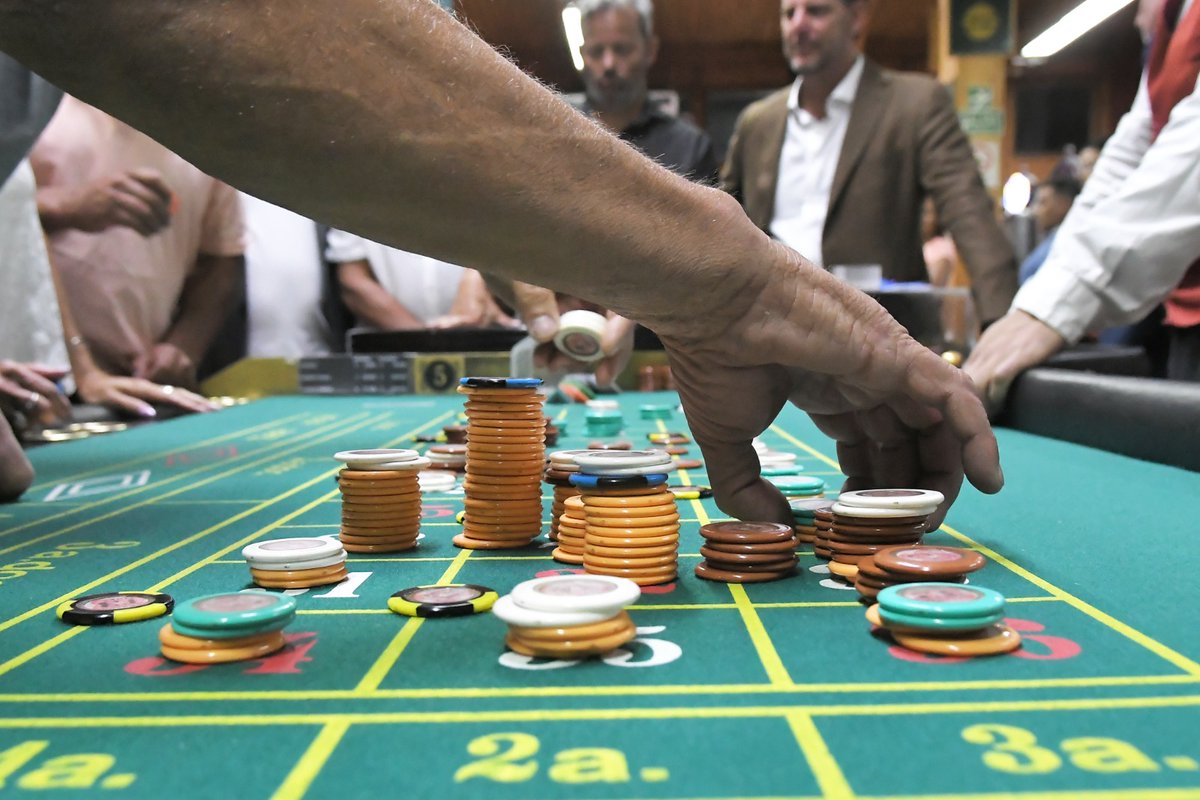 Con "Colorado el 14" inauguramos junto a <a href="/enriquedichiara/">Alejandro Dichiara</a> y @GAtanazoff la temporada del Casino Monte Hermoso

Esta Casa de Juegos fue un disparador para nuestro crecimiento por lo que significó en 1989, con Pirucho Abraham de Intendente,  sumarlo como atractivo. Buena temporada!