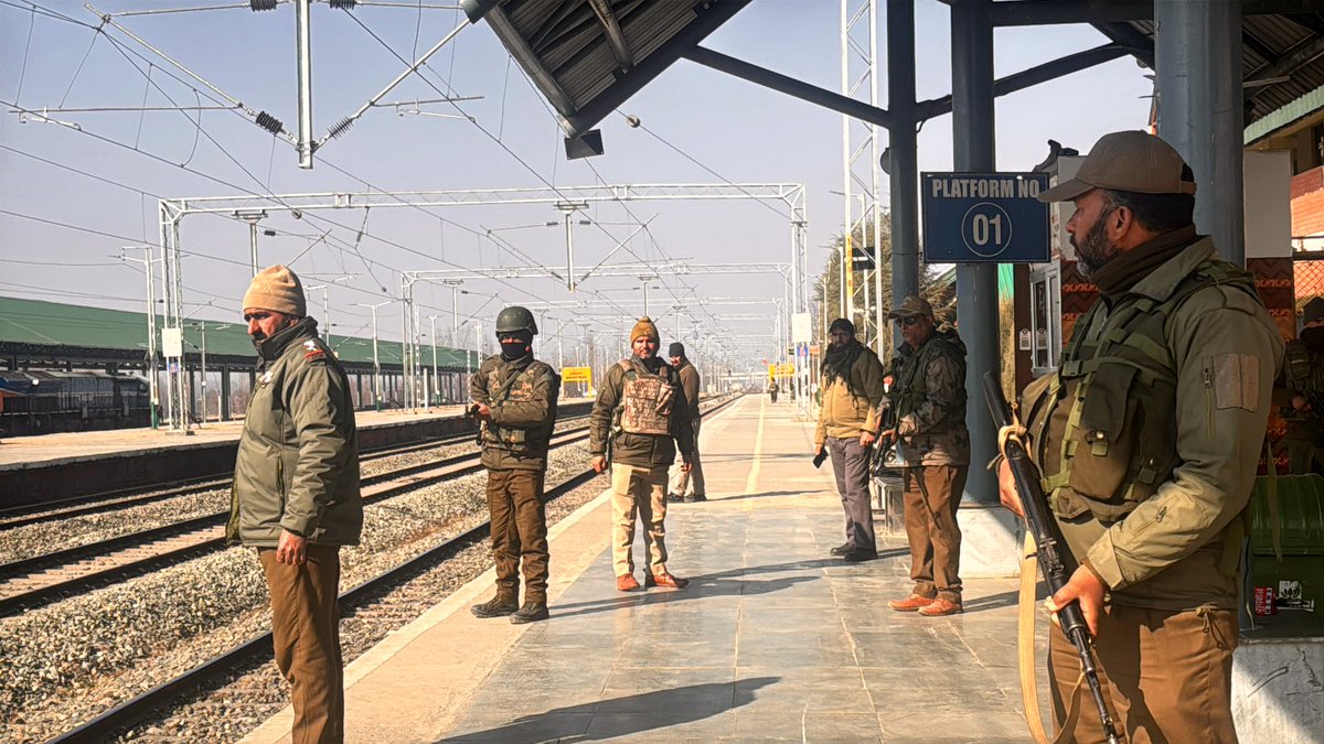 rohil_bashir's tweet photo. Security has been beefed up in Kashmir valley ahead of #RepublicDay , RPF &amp; GRPF Jawans are also on alert mode at Railway station Anantnag , strict security arrangements put in place in and around Railway station Anantnag. @RailMinIndia @RailwayNorthern https://t.co/BNlkMD9KpU