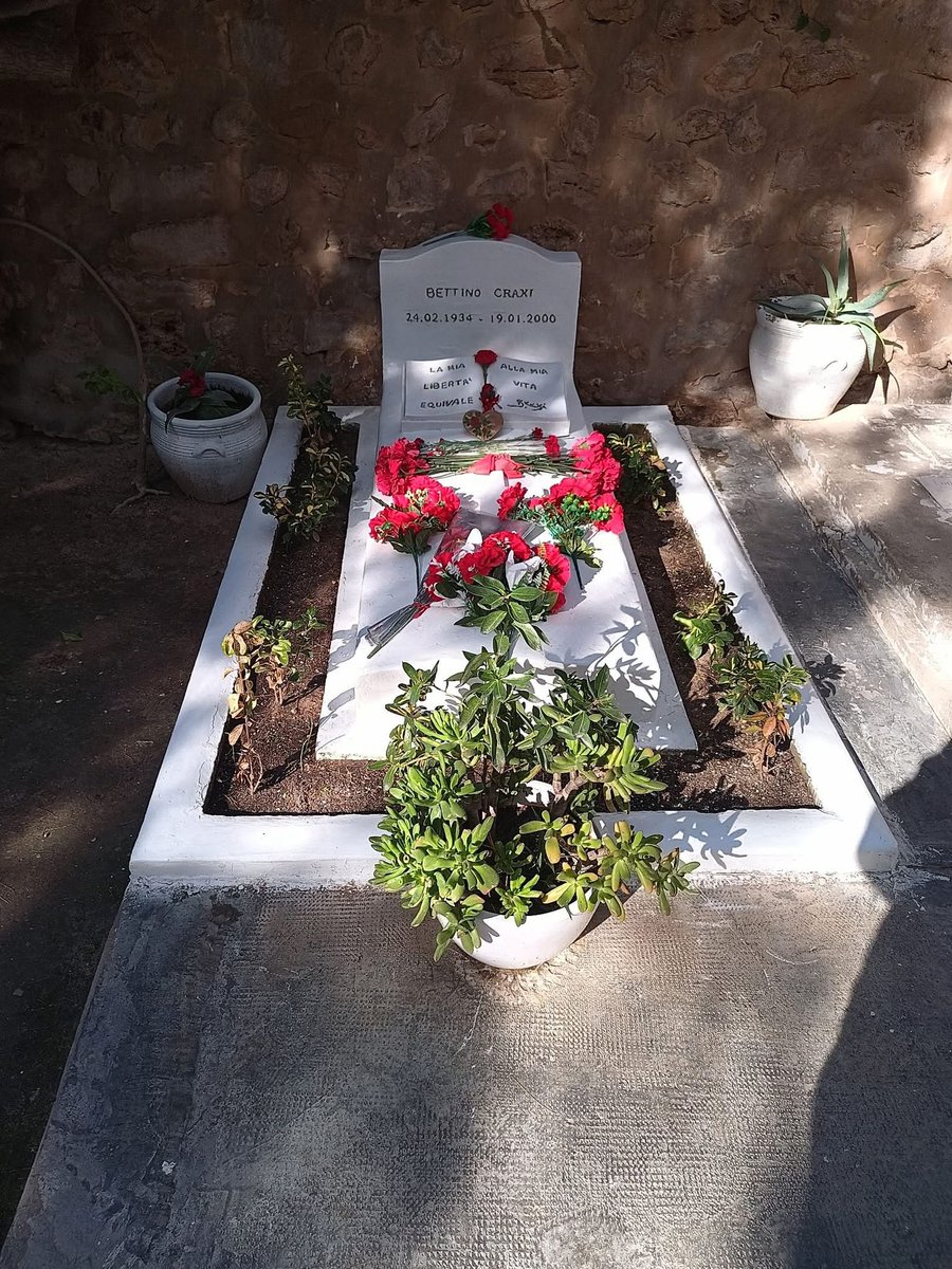 Bettino Craxi uno dei leader politici di sempre. L’unico a non cedere al potere Americano e L’unico a prevedere che la UE ci avrebbe svenduto e affossato. Ha pagato per tutti ingiustamente.