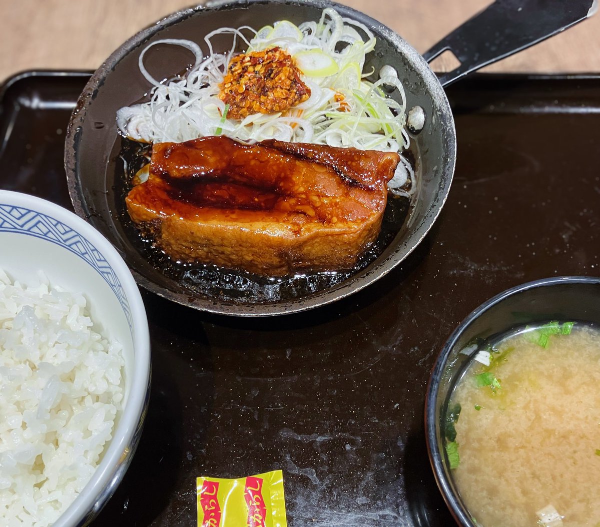 仕事を褒められた後の角煮はうまい（深夜なのに）