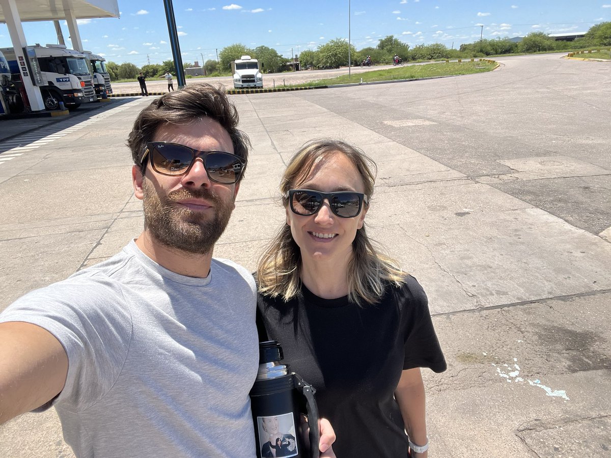 cristiancim's tweet image. Recorriendo la ruta 40 desarrollamos el Índice de Saludo Nacional. Consta de hacer seña de luces de auto a auto y se refuerza con saludo de manos al compatriota que responde.
Hicimos 120 saludos en 3 tandas de 40 con los siguientes resultados
21/40 (52,5%) 👋
24/40 (60%)👋
25/40