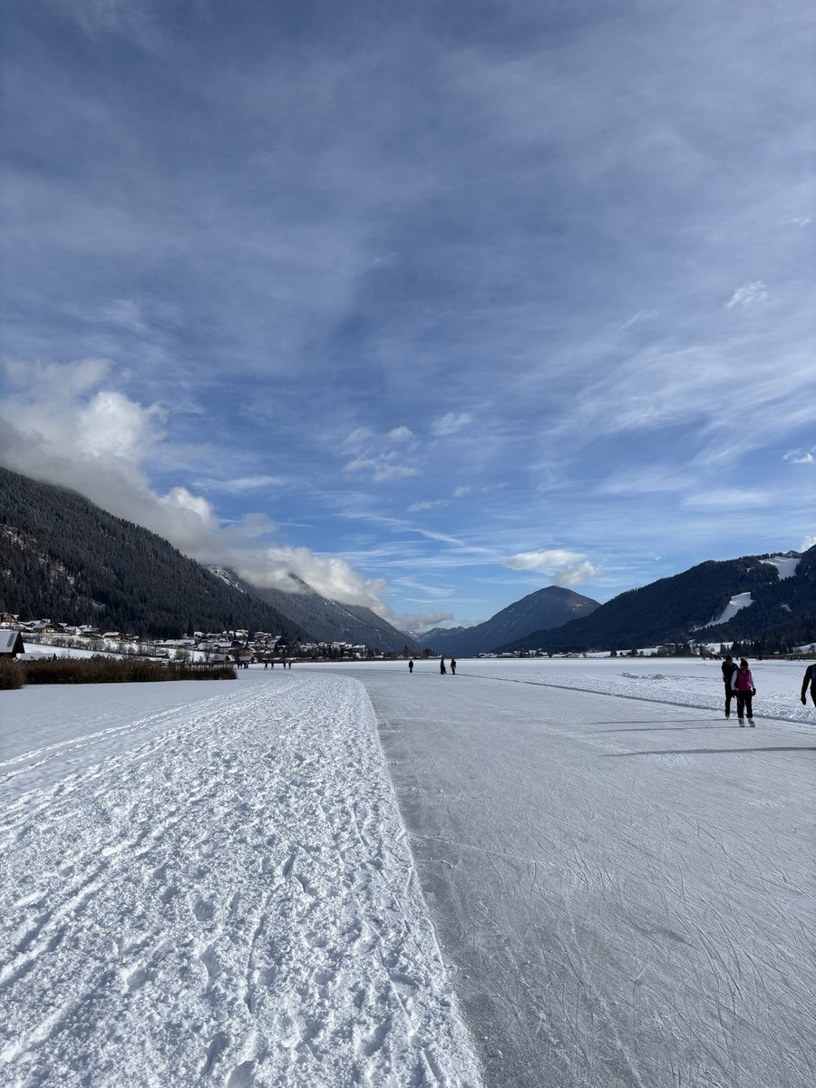 lisavoc's tweet photo. sind ja eigentlich für ein Yoga retreat hier hergekommen, aber hey gutes Timing 🤩🤩🤩 #Weissensee einmal die ganze Eisbahn abgelaufen zwischen den Yoga sessions ❤️🔥 https://t.co/CFwsnTkdG9