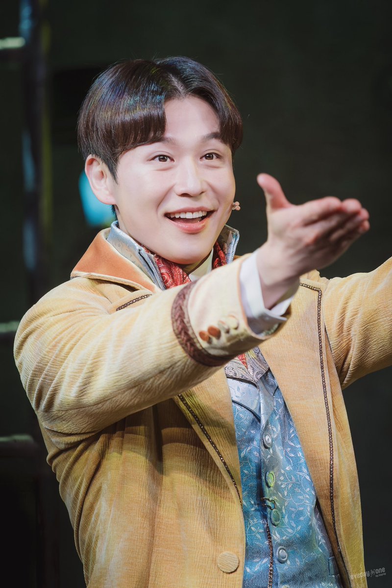 HeyreyP's tweet image. 260110 밤 매드해터 : 미친 모자장수 이야기 커튼콜
노아 #이봉준
조슬린 #송유택