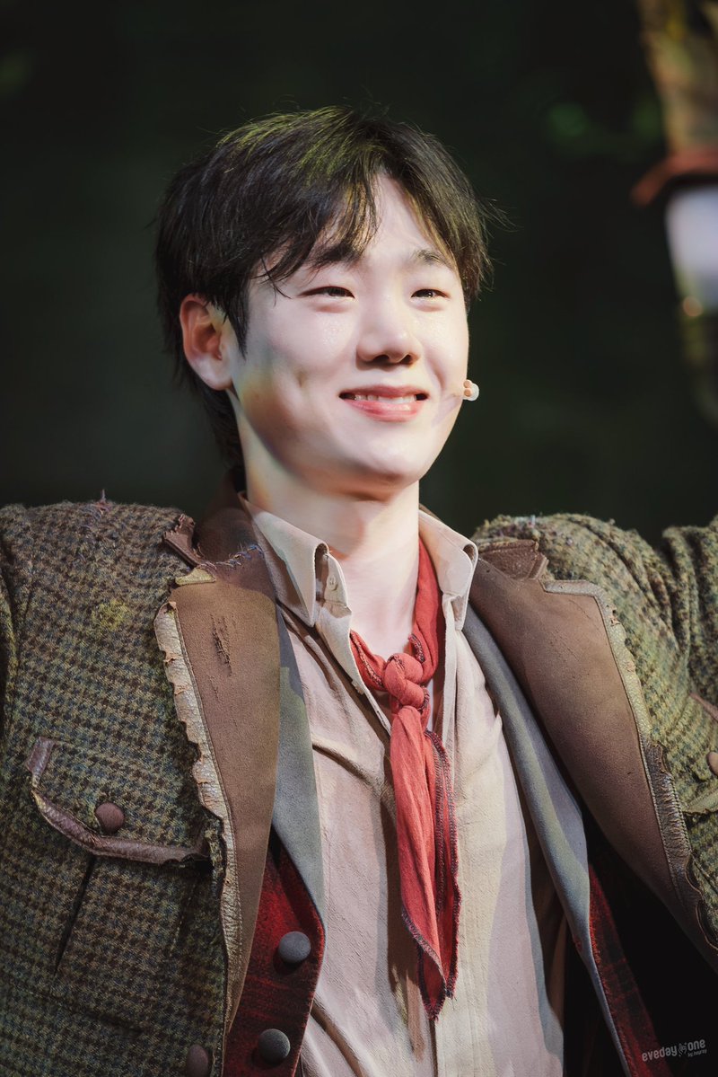 HeyreyP's tweet image. 260110 밤 매드해터 : 미친 모자장수 이야기 커튼콜
노아 #이봉준
조슬린 #송유택