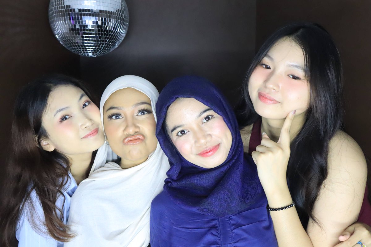 leowonuwu's tweet image. judulnya seharin di blok m w/ @loevlw @sangwoncult @abrnoad 🤡💘