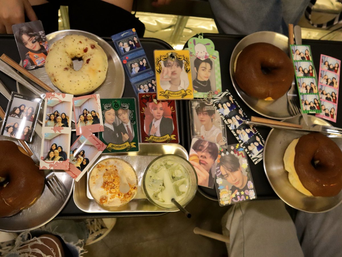 leowonuwu's tweet image. judulnya seharin di blok m w/ @loevlw @sangwoncult @abrnoad 🤡💘