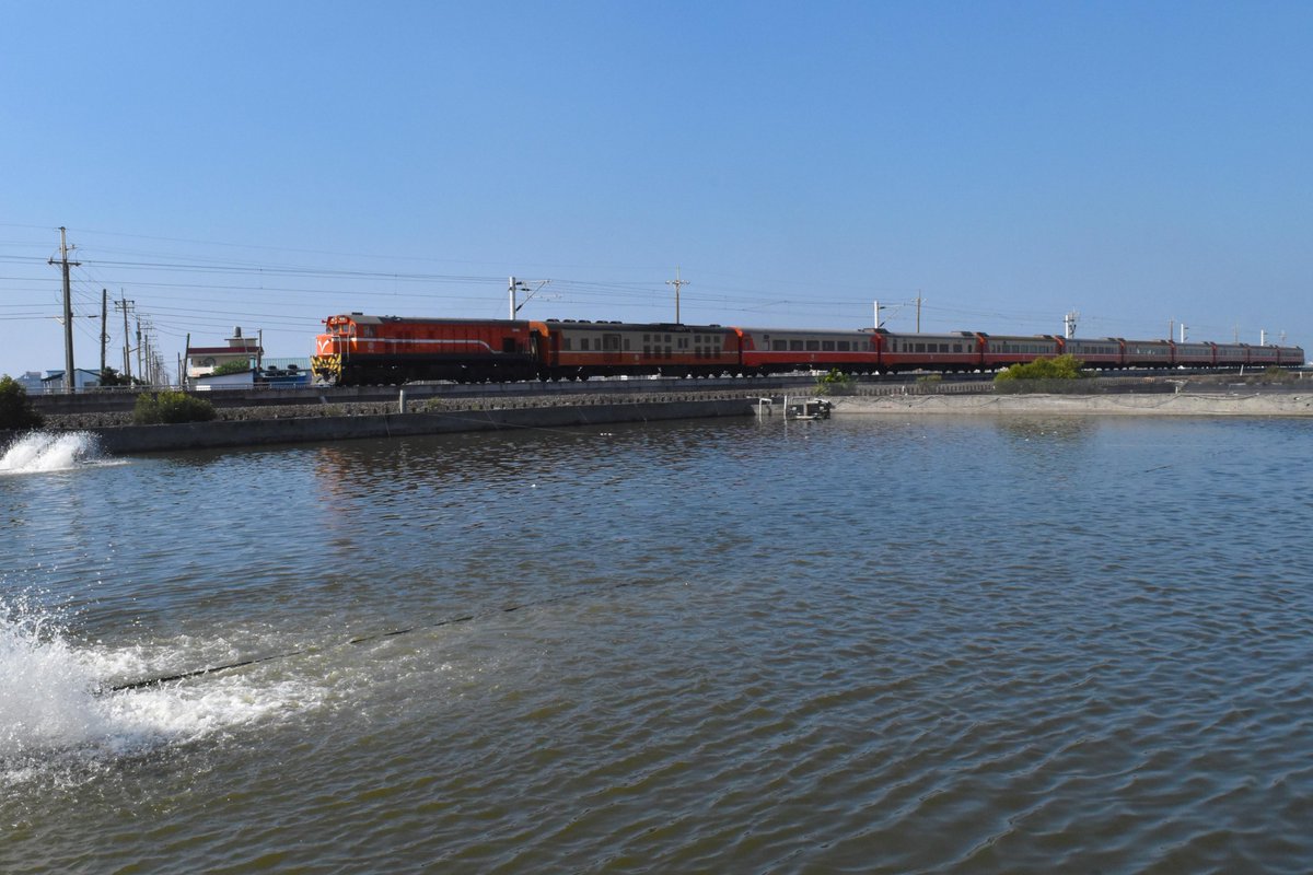 本公司今天發布新聞說莒光號將在117年(2028)引退
從小聽到現在每年聽但也每年在路上跑的車種終於也要再見了
（感覺跟JR消滅急行一樣）

幸運地在工作期間跑過莒光號，這個需要有人顧著播音主機的老傢伙