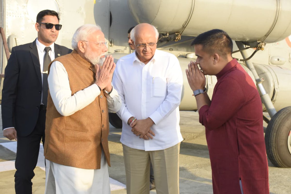 માનનીય વડાપ્રધાન શ્રી નરેન્દ્રભાઈ મોદી 'સોમનાથ સ્વાભિમાન પર્વ'માં સહભાગી થવા આજે સોમનાથ પધાર્યા ત્યારે મુખ્યમંત્રી શ્રી ભૂપેન્દ્રભાઈ પટેલ, નાયબ મુખ્યમંત્રી શ્રી હર્ષભાઈ સંઘવી તથા અન્ય મહાનુભાવો દ્વારા હેલિપેડ ખાતે ભાવભીનું સ્વાગત કરવામાં આવ્યું.
#SomnathSwabhimanParv