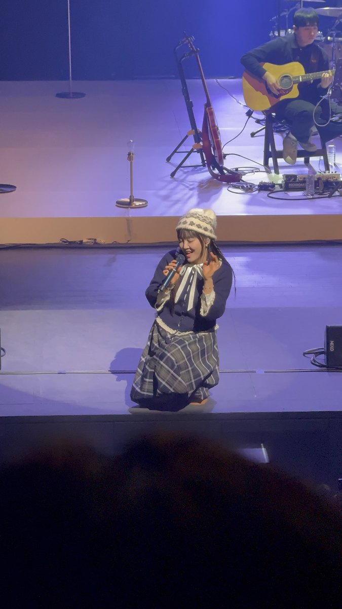 오늘 공연은 솔직히 전반부의 가창도 그렇고... 공연 외적으로도 “관크”라면 관크 당한 것도 있어서 그냥 그렇긴 했는데 ‘뭐 앞으로 세 번이나 더 볼건데~’라는 마인드의 무덤덤함 + 막곡의 귀염뽀짝함이 다 덮어씌웠음 ㅋㅋㅋㅋㅋㅋㅋ 
어디서 또 저래 귀여운 모자를 주워서 써왔습니까 유부녀씨 ㅋㅋ