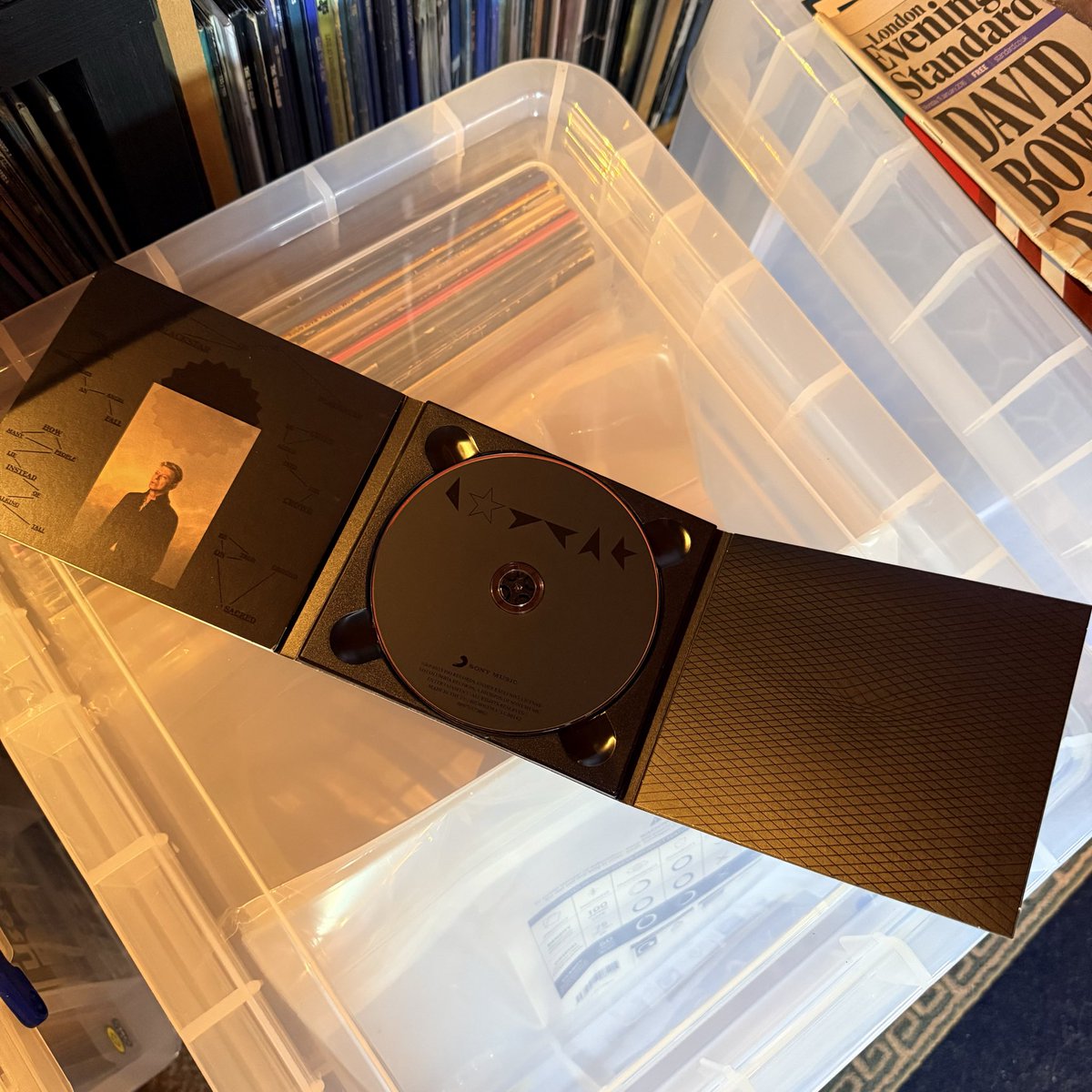 JonsVinyl's tweet photo. Did you know that the Blackstar CD versions of Bowie songs are different to the lp?
#blackstar #bowie #cd https://t.co/5wNj0veu1c