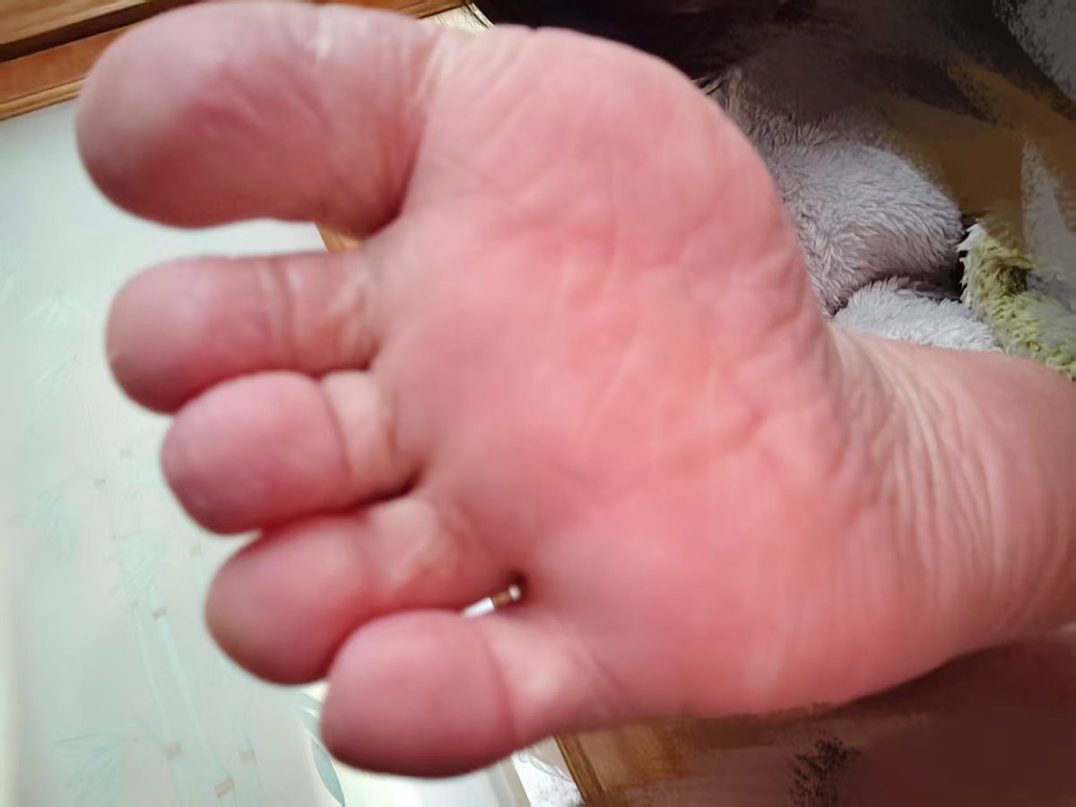 看到你祖宗的臭脚不会就忍不住了吧
#ATM奴 #女s #女性崇拜 #压榨