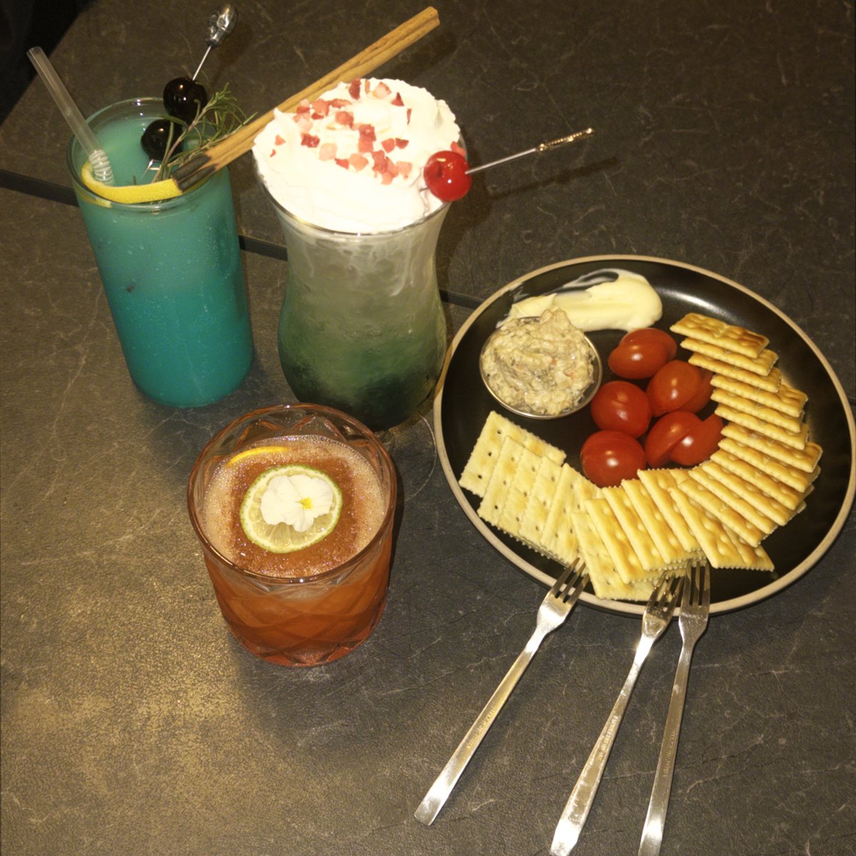 비밀기지 다녀왔습니다ㅎㅎ 

루슬란으로 커스텀 칵테일 신청했는데 
꽃이랑 라임을 눈동자 표현해줬어서… 
받자마자 감동하고 눈물흘림(So yarrr)