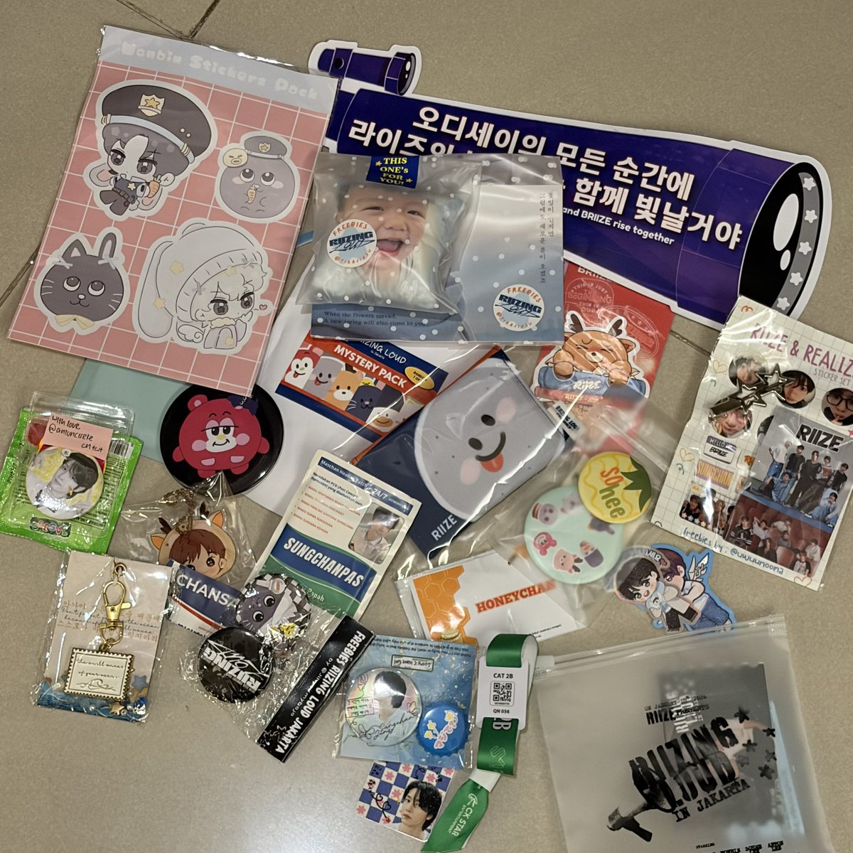 ucanciledug's tweet image. today’s cutiessss 🫶🫶🫶  terima kasih yaaaa teman-teman @antonciseke @jihyoismybojo @geenaissante @tirajinsu @eunseokcloud @myandbriize @uwuunoona &amp;amp; more maaf yang gak ketag 🥲💖

#RIIZINGLOUND_IN_JAKARTA