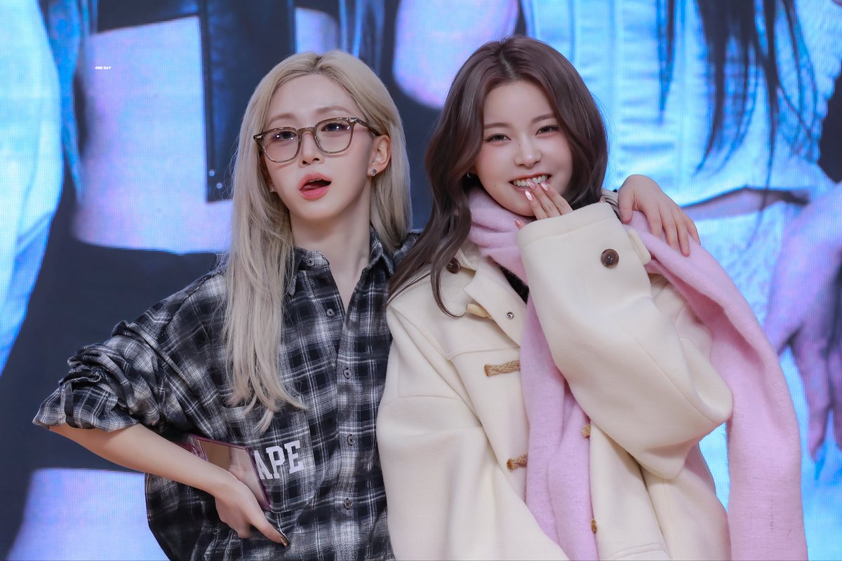 5hw0225's tweet image. 260109 HQ
😎😉
#NMIXX #엔믹스 
#해원 #HAEWON
#규진 #KYUJIN