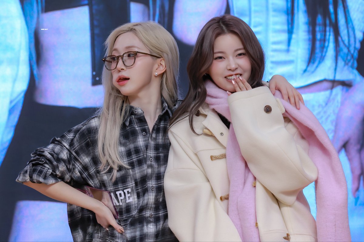 5hw0225's tweet image. 260109 HQ
😎😉
#NMIXX #엔믹스 
#해원 #HAEWON
#규진 #KYUJIN