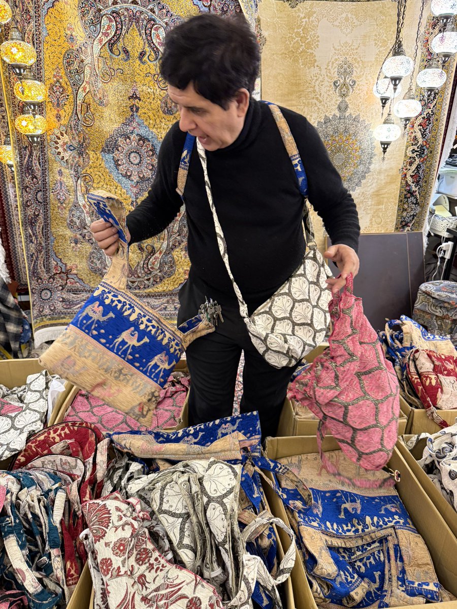 輸入した布地を日本の縫製屋さんに縫ってもらい、完成品が到着しました。
ミシンで自分の親指まで縫ってしまった店長は「最初からMADE IN JAPANクオリティにしておけばよかった…」と少々後悔。
今後はデザイナーとして縫製からは身を引くそうです。