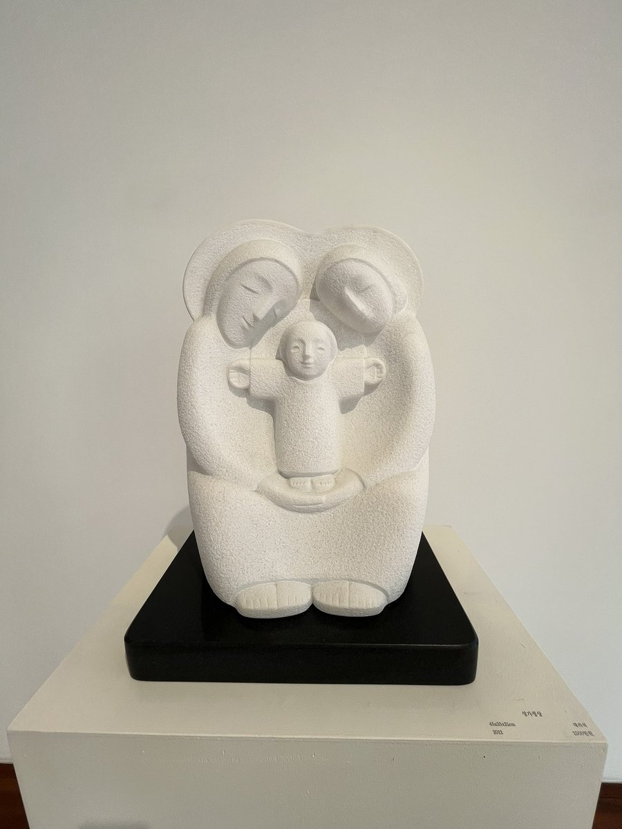 가톨릭 퀴어 자매들과 갤러리에 다녀왔다. 
최봉자 수녀님 성가정 작품 속에 깃든 성스러움과 아름다움.
성가정은 기독교가 주장하는 ‘정상’ 가정이 이닌데…
창조 섭리 때문에 상처받는 가족이 많아.