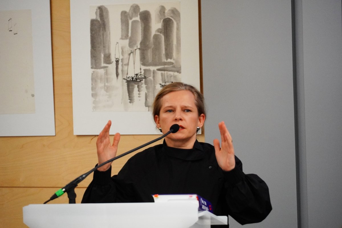 liana_langa's tweet photo. Lidijai Doroņinai veltītajā pasākumā @LvTelos  Agnese Irbe bija teju vienīgā, kura atgādināja par morālo likumu, kas Latvijas publiskajā telpā ir izskausts.
Tas šodien ļauj čekistus un komunistus, piem., māksliniekus, pasniegt kā tādus pašus cīnītājus par Latvijas brīvību kā tos, kuri par šo cīņu maksāja padomju lēģeros ar veselību un dzīvību.   Attopieties! 
Foto: @okupacijas_muz
