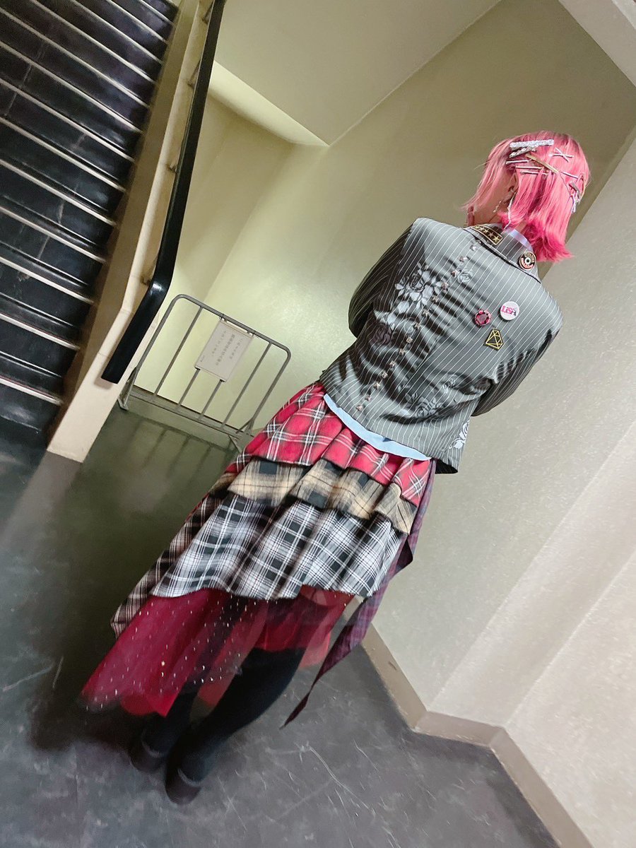 Sugar___Pink's tweet photo. LiVE is Smile Always〜PATCH WALK〜 at名古屋ー！
今回もらむりんと一緒にLiSAちゃん衣装まねっこ、ジャケットに薔薇描いたりワッペンつけたりスタッズ刺したり…準備からとても楽しかった…
席も近くて目合ったし指差し貰えた気がする、幸せなので真偽は問わない😌
#LiSAパッチウォークツアー https://t.co/rWgXAeQzJr