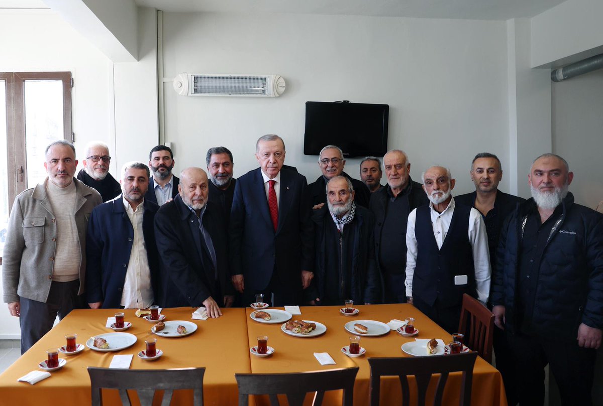 Cumhurbaşkanımız Sayın Recep Tayyip Erdoğan, Beyoğlu'ndaki Tophane Tayfun Spor Kulübü'nü ve yakınındaki çay ocağını ziyaret etti.