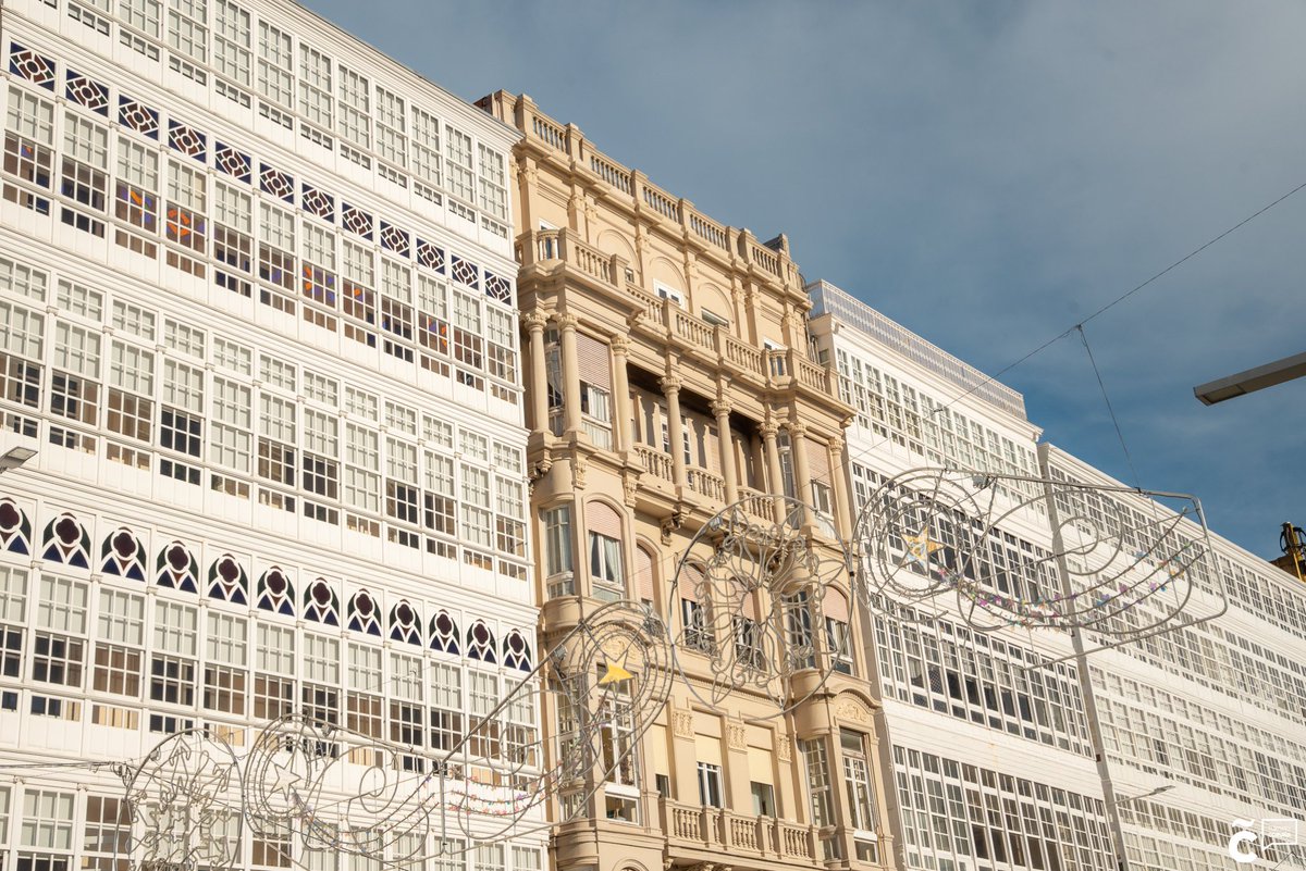 ✨ In the Marina galleries, there is a building that, with its golden glow, stands out among the rest of the white buildings of the glass city.