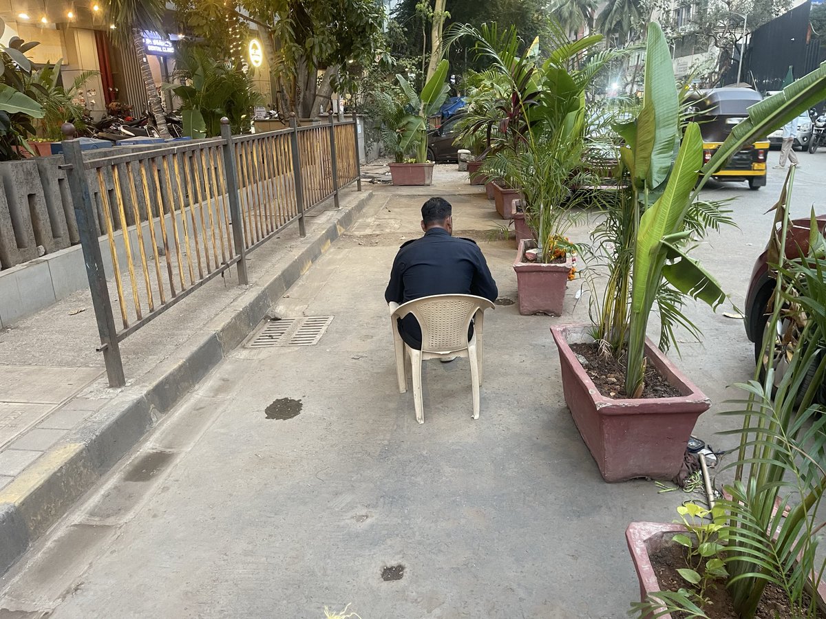 tiger3178's tweet photo. @mybmc @mybmcwardKW @MTPHereToHelp how come restaurants are blocking public roads and authorities are simply keeping a blind eye. Traffic cops can take pics of cars but can’t see this. #shameonauthorities https://t.co/dhiuy1PIRu