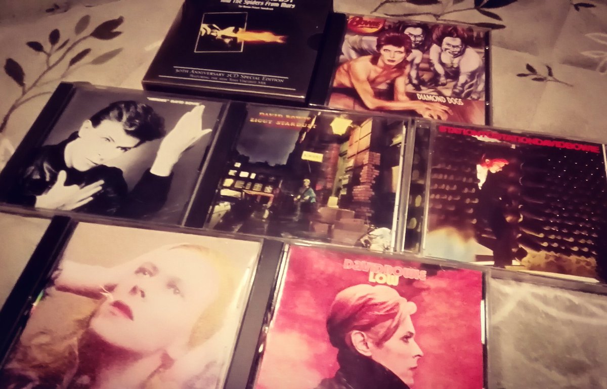 YOZO_A's tweet photo. いつも手元にあるデビッド・ボウイさんのアルバムはこれになります。グラムロック期がやっぱり好みなんだけど、いつの頃のボウイも魅力的ですね https://t.co/rz1S1CmRiF