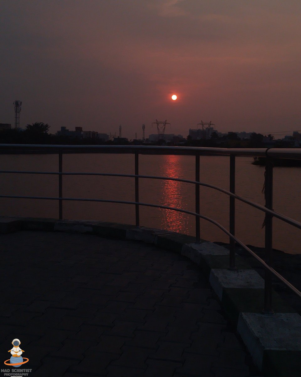 mad00scientist's tweet photo. Chasing the last embers of the day. There’s something so grounding about watching the world go quiet as the sun dips below the skyline—captured through the lens of Mad Scientist Photography. 🌅✨
#photography ​#SunsetPhotography #GoldenHour #Peaceful #MadScientistPhotography https://t.co/xQ6XlPCtbZ