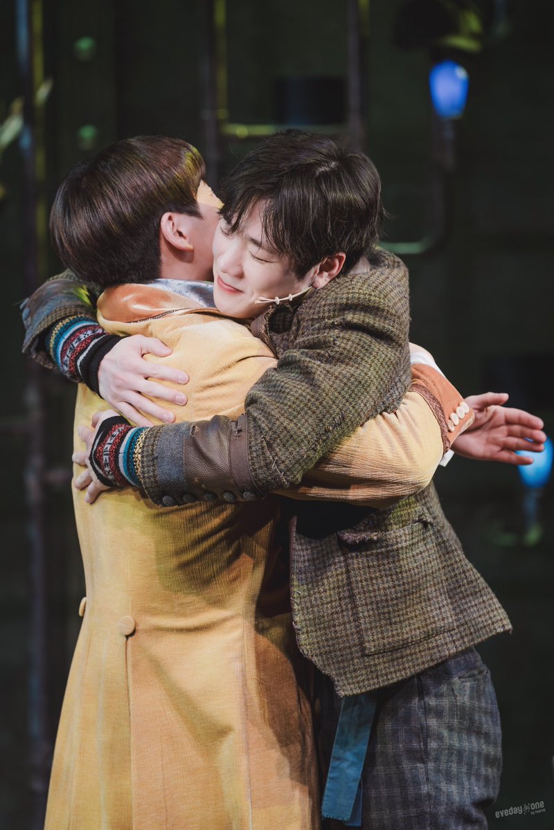 HeyreyP's tweet image. 260110 밤 매드해터 : 미친 모자장수 이야기 커튼콜
노아 #이봉준
조슬린 #송유택