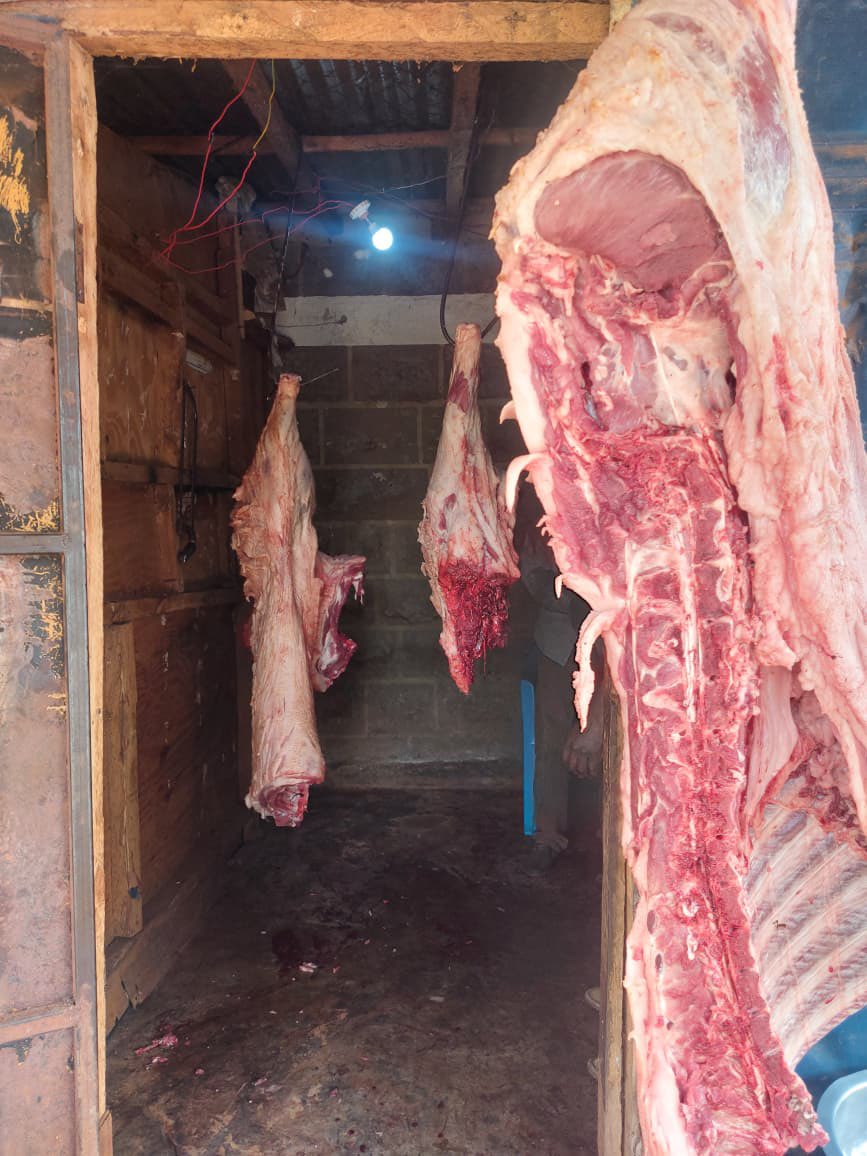 Anto_mbuguaa's tweet image. My pal is selling halal pork meat at 600 per kg…. Deliveries can be done around ruiru for free and yes ni yeye amechinja so its halal 🪖