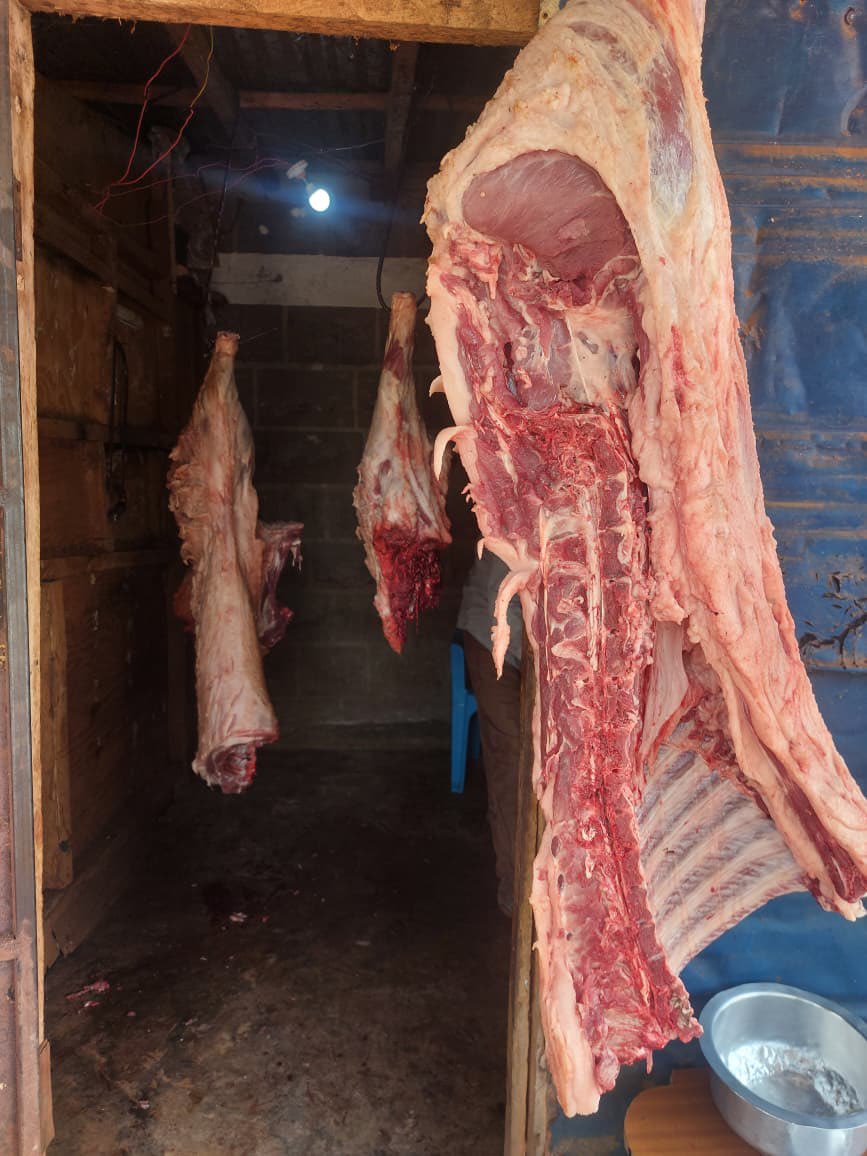 Anto_mbuguaa's tweet image. My pal is selling halal pork meat at 600 per kg…. Deliveries can be done around ruiru for free and yes ni yeye amechinja so its halal 🪖