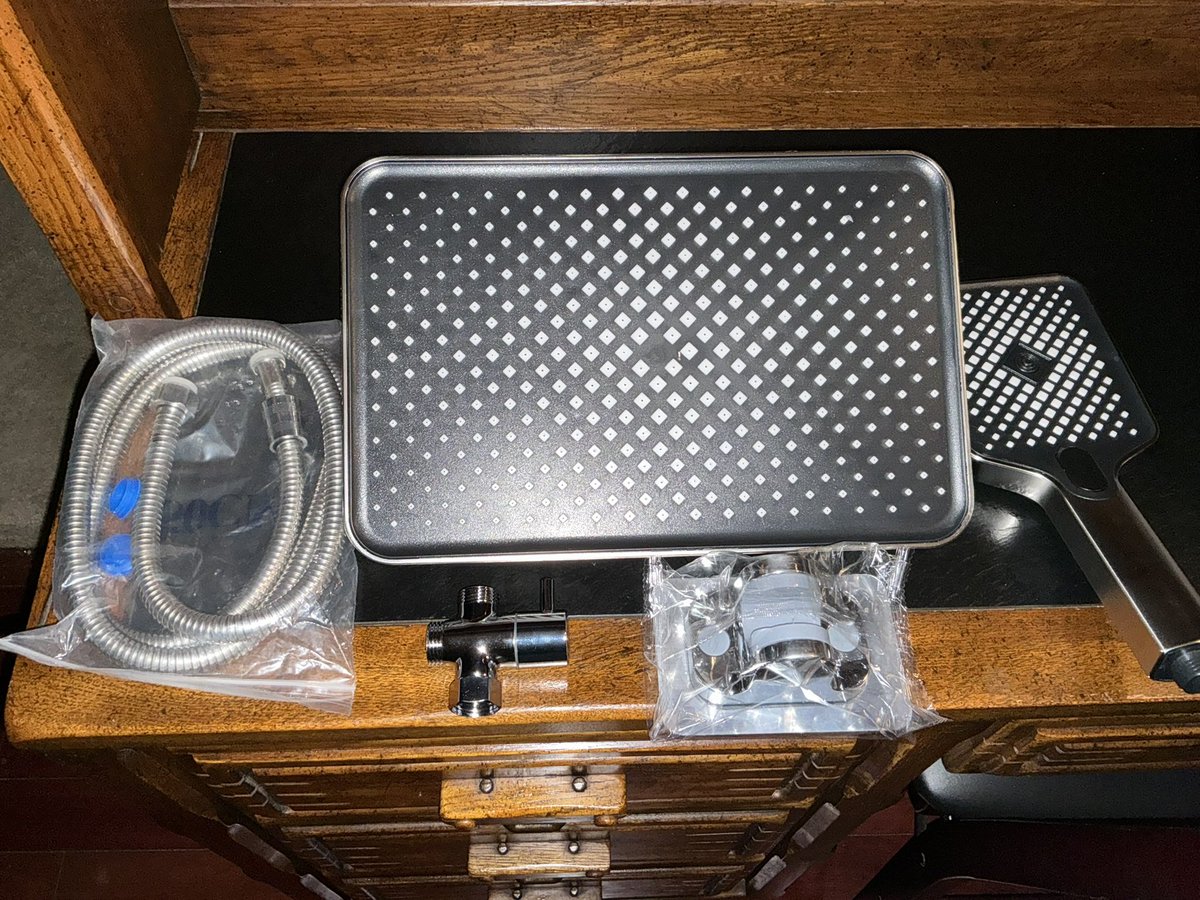 cinardo13's tweet image. If you are considering buying this; don’t. Compare the advertisement to the actual product. They day 60 day return policy except they fail to respond to contact and don’t have a number. BEWARE!