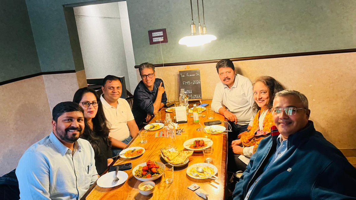 Dwari1008's tweet image. Different batches, different life journeys, different memories of the college and those days !
The beautiful "Fateh Sagar" and those #UdaipurDays 
@kumarsamit 
#minireunion
#nammaluru 
#MuruMuru