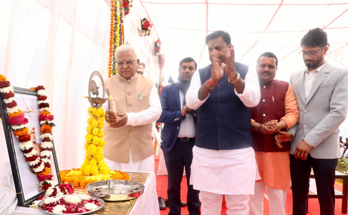 GovernorMP's tweet photo. राज्यपाल श्री मंगुभाई पटेल ने धरती आबा ग्राम उत्थान अभियान के अंतर्गत चयनित ग्राम भानपुर केकड़िया में दीप प्रज्ज्वलन कर कार्यक्रम का शुभारंभ किया। https://t.co/8reC6XeEx2