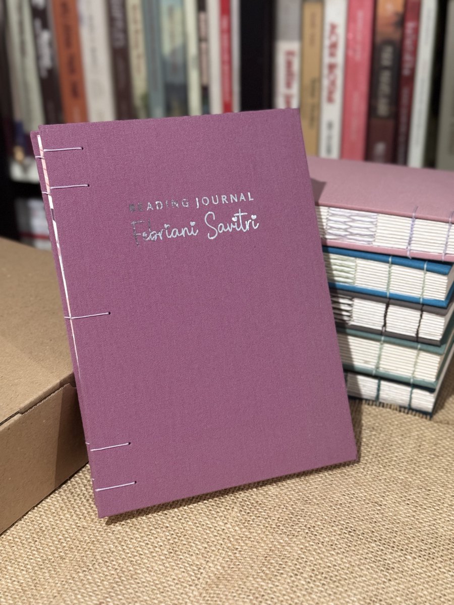 kios_bindery's tweet photo. Reading Journal dengan binding benang dan cover yang bisa dikustom sesuai namamu. 😍
A5 size (148x210 mm), book paper 90gsm, 200 pages, stitch binding, fabric hard cover.
#bookbinding #stitchbinding #bookjournal #journaling #embroidery https://t.co/iYBWLxOuwv