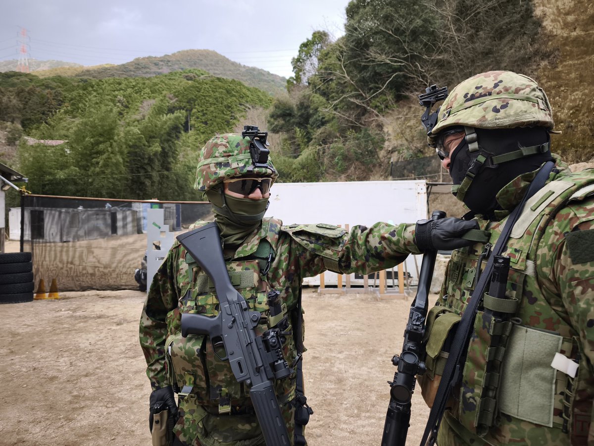 FSBALFA's tweet image. いちゃつくJK(女○高生)です。

本日の戦果は誰も傷つけず、寒いからJK装備とは全く関係ないArsArma製バラクラバを着用していました。