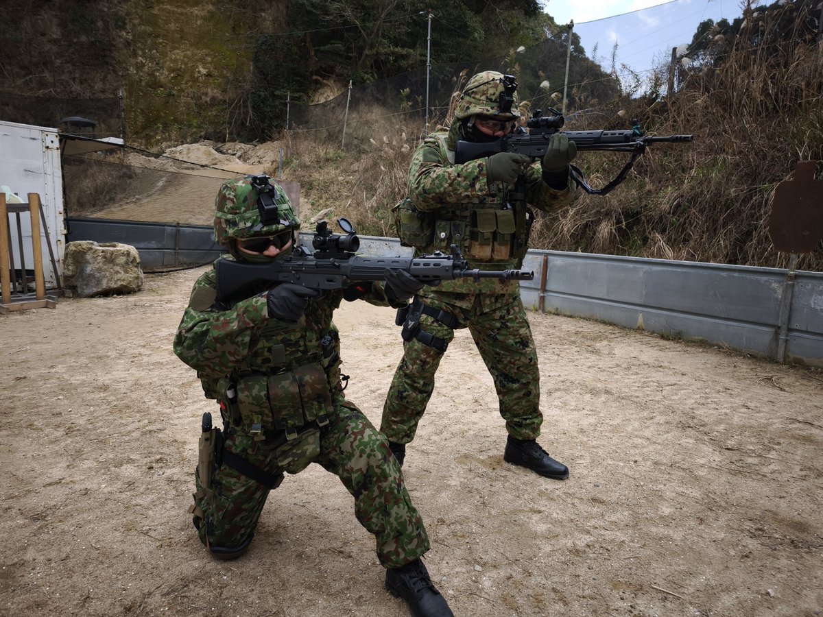 FSBALFA's tweet image. いちゃつくJK(女○高生)です。

本日の戦果は誰も傷つけず、寒いからJK装備とは全く関係ないArsArma製バラクラバを着用していました。