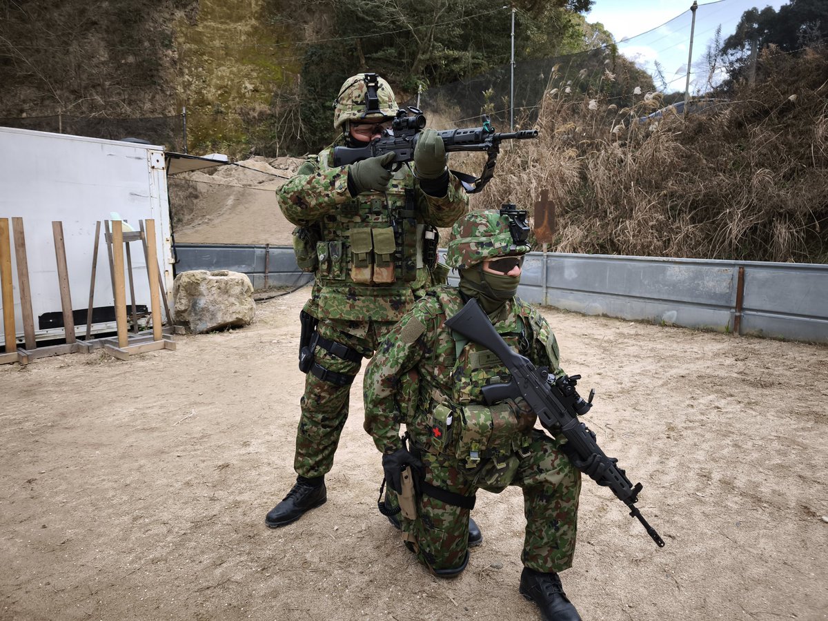 FSBALFA's tweet image. いちゃつくJK(女○高生)です。

本日の戦果は誰も傷つけず、寒いからJK装備とは全く関係ないArsArma製バラクラバを着用していました。