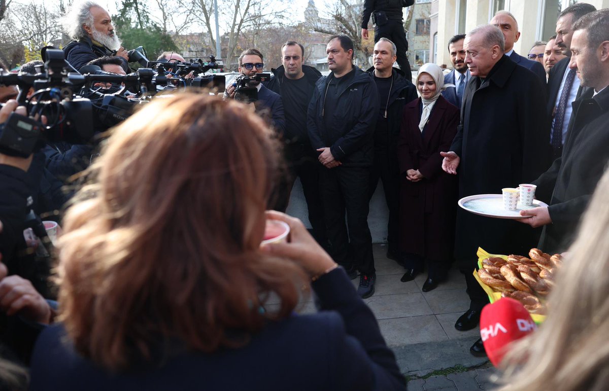 Cumhurbaşkanımız Sayın Recep Tayyip Erdoğan, Beyoğlu'nda yaptığı bir ziyaretin ardından kendisini bekleyen basın mensuplarının 10 Ocak Çalışan Gazeteciler Günü'nü kutladı.