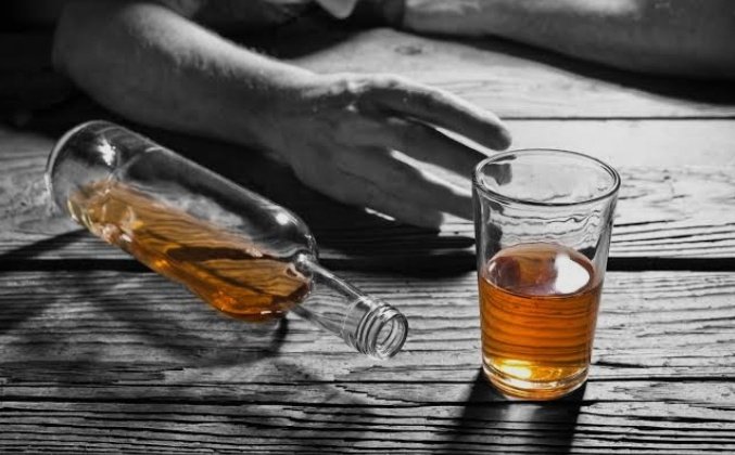 ವಿ.ಎನ್ 

ಕುಡಿಯುವ ಗ್ಲಾಸಿನೊಳಗೆ
ಕಾಣದ ಕನಸುಗಳನ್ನು ತುಂಬಿಕೊಂಡು
ಮರೆವಿನ ಮಬ್ಬಿನಲ್ಲಿ
ತನ್ನನ್ನೇ ತಾನು ಹುಡುಕುವ ಕುಡುಕನು ತನ್ನವರ ಮರೆವನು, 
ತನ್ನ ನೋವನ್ನು ಮರೆವನು,
ತನ್ನನ್ನು ಮರೆವನು.

ಕುಡುಕರಿಗೆ ಅರ್ಪಣೆ