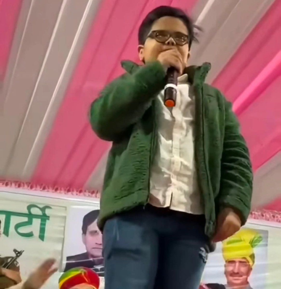 रियाँ बड़ी की धरती से आशुतोष बेनीवाल का दमदार संदेश कंधे पर हल और सीने में आग रखते हैं… हम किसान हैं, फौलादे इरादे और आग जैसे हौसले रखते हैं। किसानों के हक़, स्वाभिमान और संघर्ष की इस आवाज़ ने रियाँ बड़ी में जोश भर दिया।